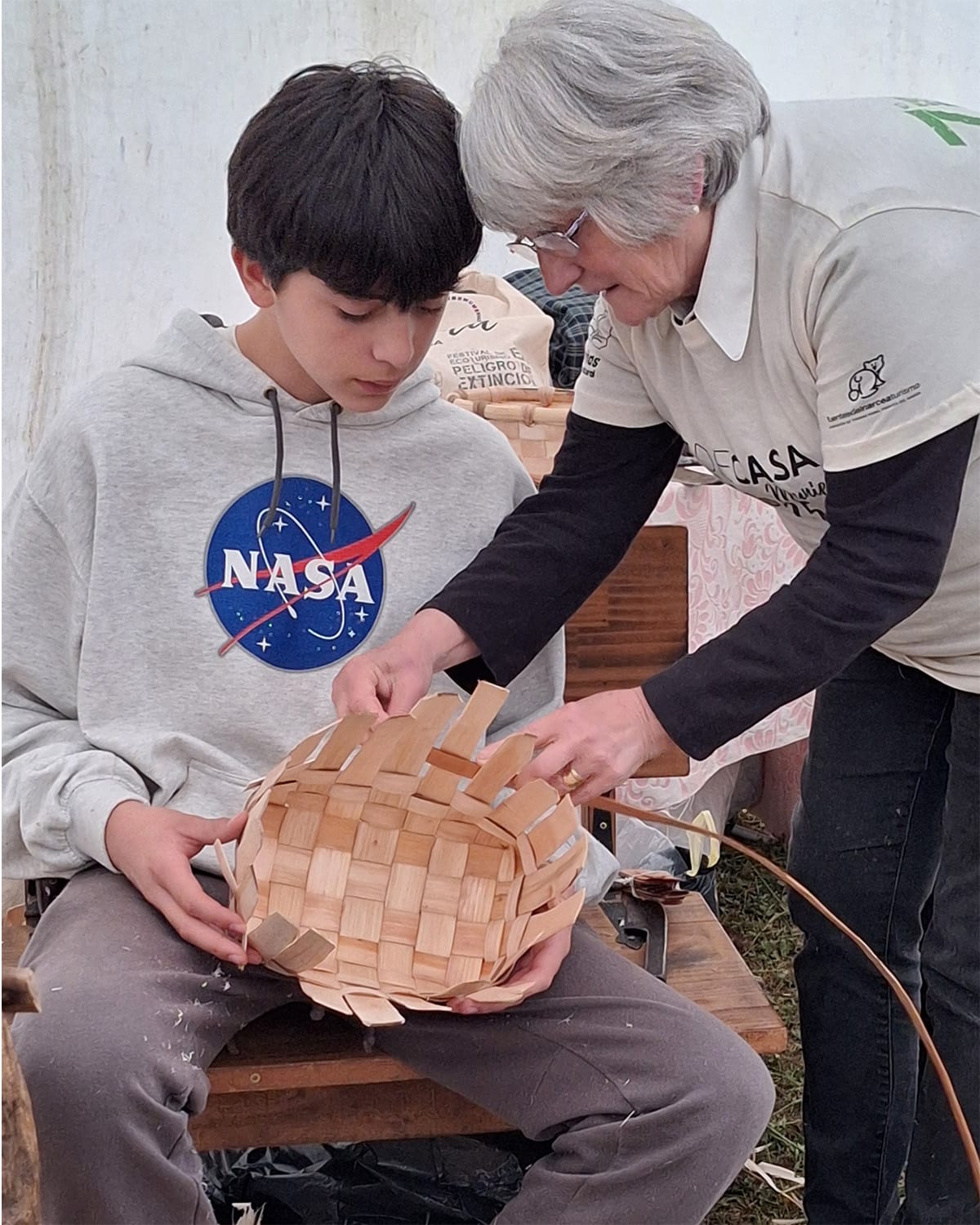 A participant and the artisan during the basketry workshop.