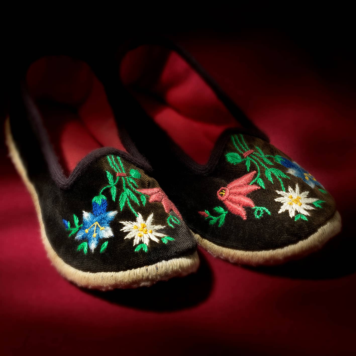 Women's ‘Scarpets’ with embroidered flowers, from Villa Santina - Carnia, kept at the Carnic Museum, photo Massimo Gardone / Azimut.