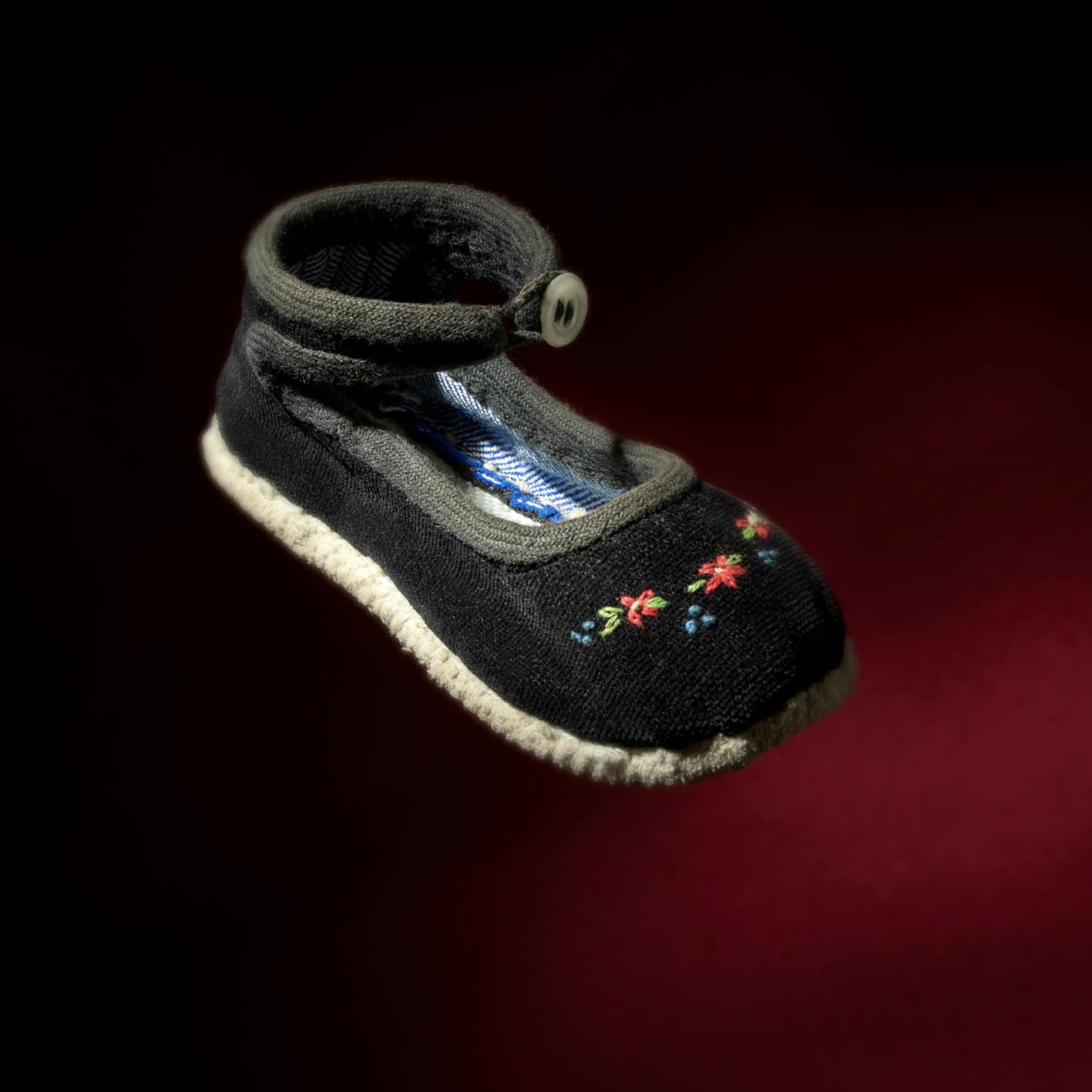 Girl's ‘Scarpets’ with little flowers and ankle lacing, from Carnia, kept at the Carnic Museum, photo Massimo Gardone / Azimut.