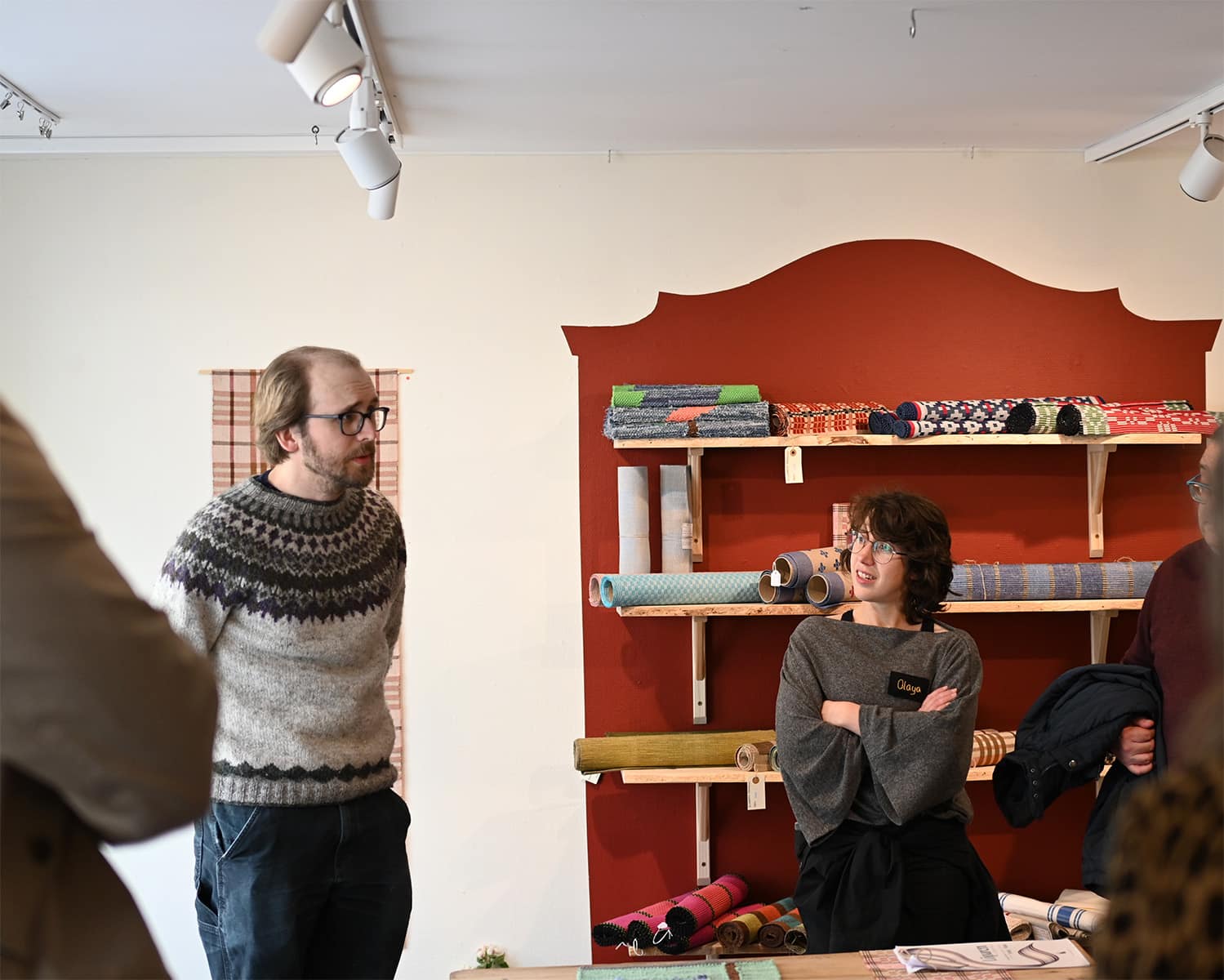 Ceramist Joel Stuart-Beck during his introduction at the Arvika Konsthantverk.