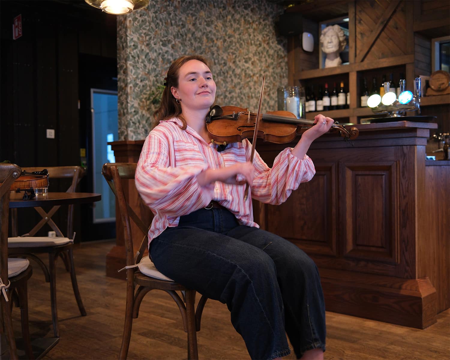 Musician Lovisa Lundmark showcasing traditional Värmland music.