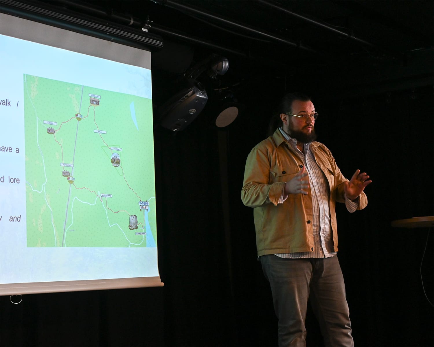 Samuel Nilsson (Skildra Värmland) during the presentation on storytelling through geo-data.