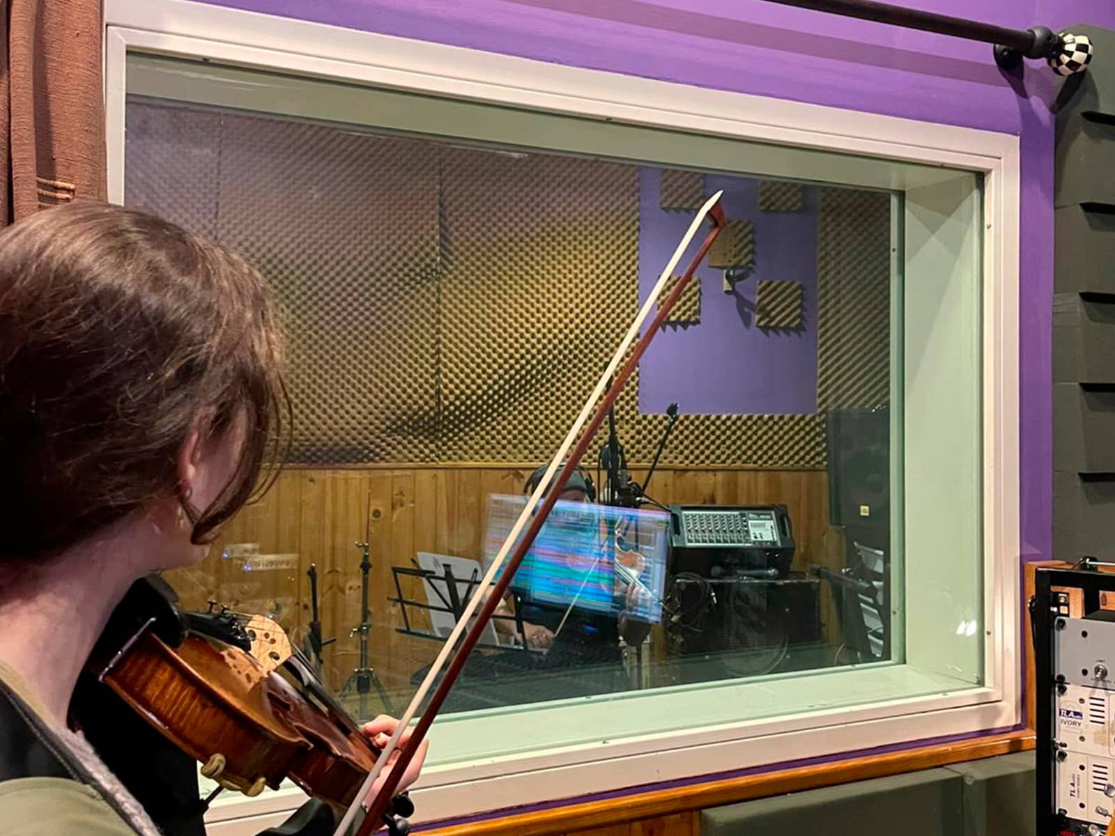 Vigulín player recording in the studio