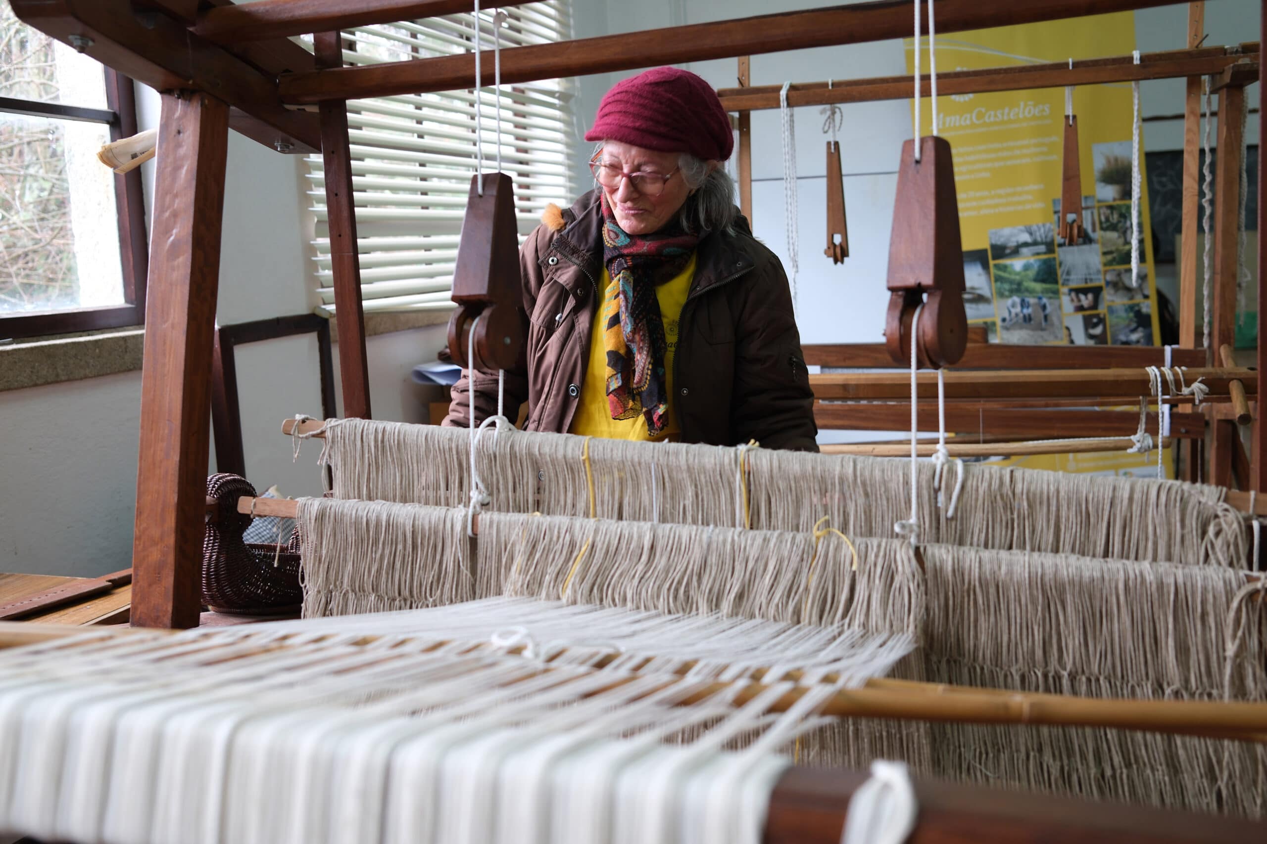 Rosa, an artisan at AmaCasteões, presented the linen process to the Swedish group.
