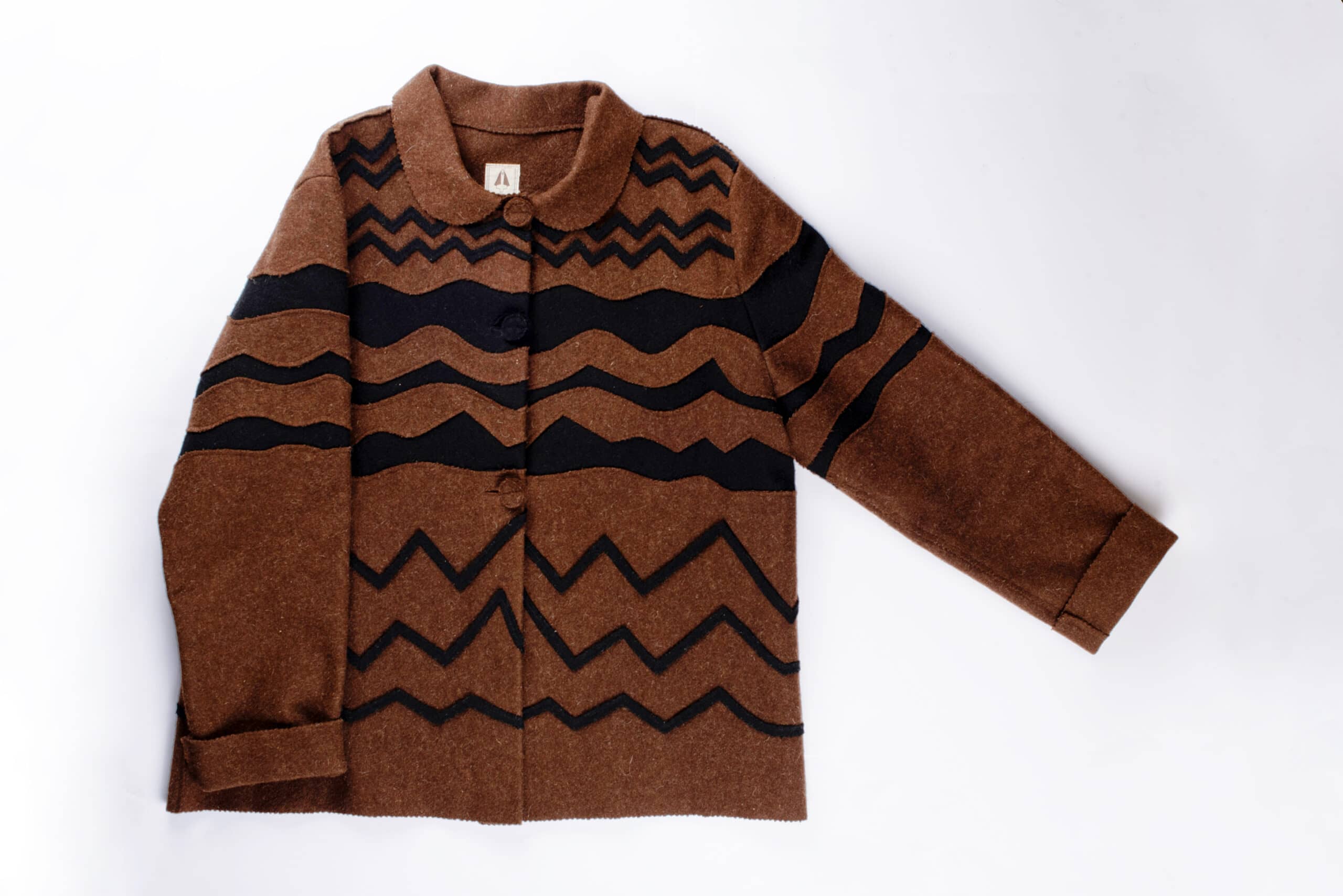 Casaco Terra Lavrada [frente] / Tilled Land Coat [front]. Source: Maria Bruno Néo