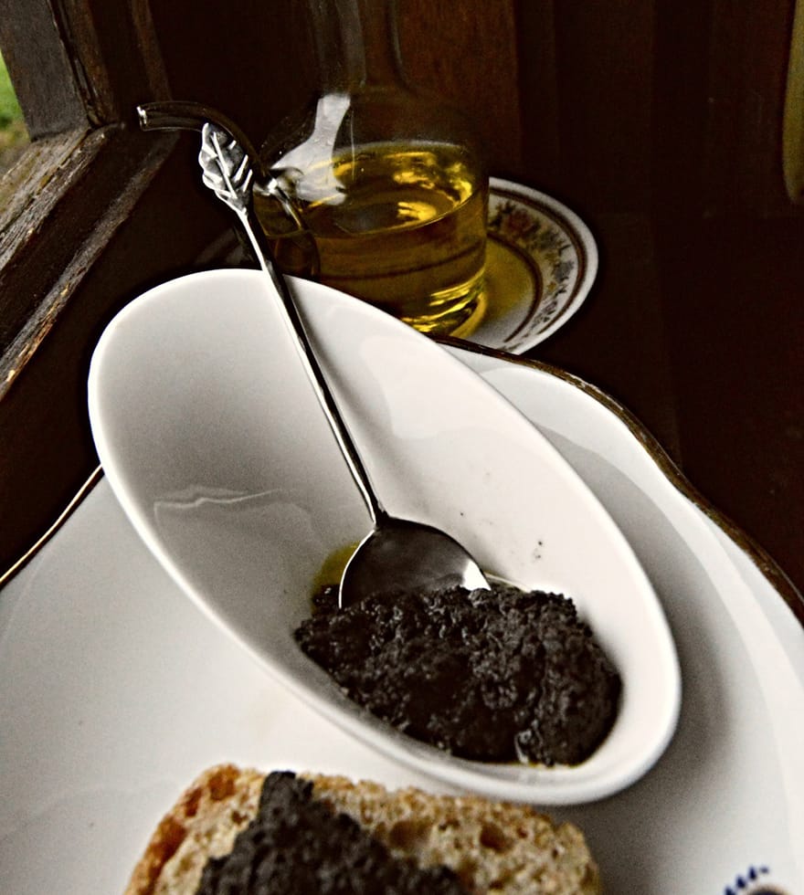 Figure 4 – Spoon by Keiko Shimizu, featuring a chestnut-leave shaped ornament on its tip. Source: photo taken by the artisan.